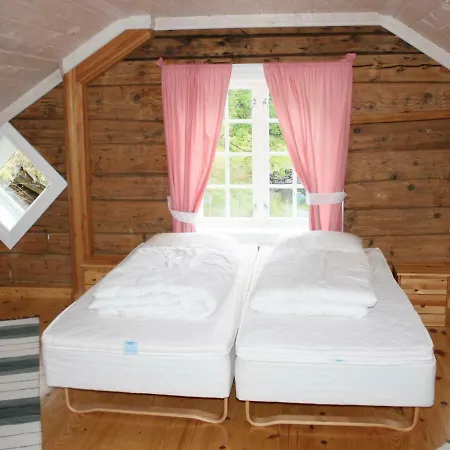 Three-bedroom Holiday In 3 Nordfjordeid