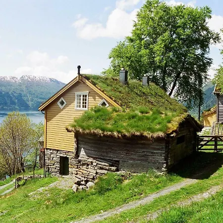 Three-bedroom Holiday In 3 Nordfjordeid