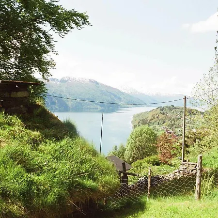 Three-bedroom Holiday In 3 Nordfjordeid
